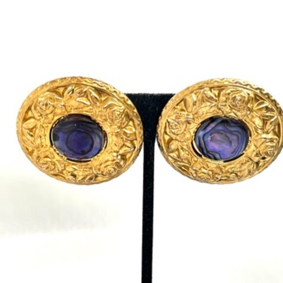 VINTAGE BUTLER ORNATE GOLD TONE LARGE DISC FLORAL EARRINGS PURPLE RESIN ROUND - Picture 4 of 15